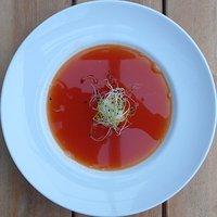 Gebackene tomatensuppe mit olivenöl und frischen kräutern
