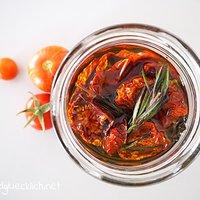 Eingelegte tomaten mit thymian und rosmarin