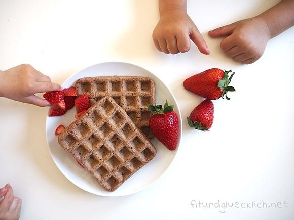 Erdbeerwaffeln mit Beeren im Teig