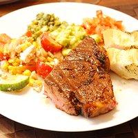 Rib-eye in cola mit avocado-salsa, smoky red pepper relish und petersilien-salsa