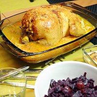 Zitrushuhn mit lebkuchen-birnen-füllung, rotkraut und süßkartoffel-apfel-gratin