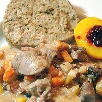 Thüringer hirschgulasch mit dörrobst und altböhmischen serviettenknödel
