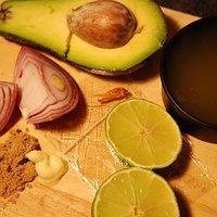 Avocadomousse mit crème fraiche und tomaten aus panama