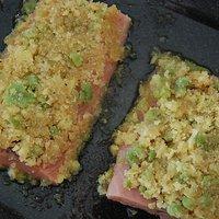 Medizin am teller: wildlachsfilet mit wasabi-ingwer-kruste auf wildreis und asia-gemüse