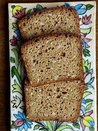 Eines der ältesten lebensmittel: saftiges einkornbrot mit sonnenblumenkernen