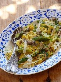Turbo-kapitalismus: tagliatelle mit rahm-morcheln und grünem spargel