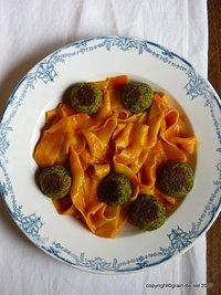 Impro: tagliatelle mit paprikacrème und brokkoli-parmesan-bällchen