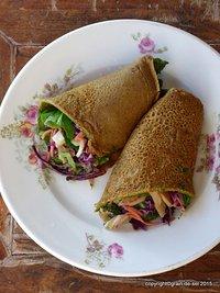Karotten-buchweizen-crêpes mit rotkohlsalat, navet und petersilienpesto