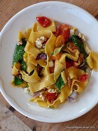 Zurückgeblickt: kichererbsen-pasta mit mangold, kirschtomaten, radicchio und fourme d'ambert