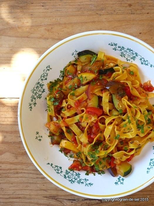 Ehrliche bewunderung: kichererbsen-pasta mit ratatouille und zitronenmelisse