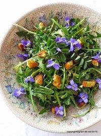 Frühlingswiese in salatform: pissenlit mit kartoffel-vinaigrette und crôutons