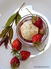 Vanille-Lorbeer-Eis zu Spätsommer-Erbeeren