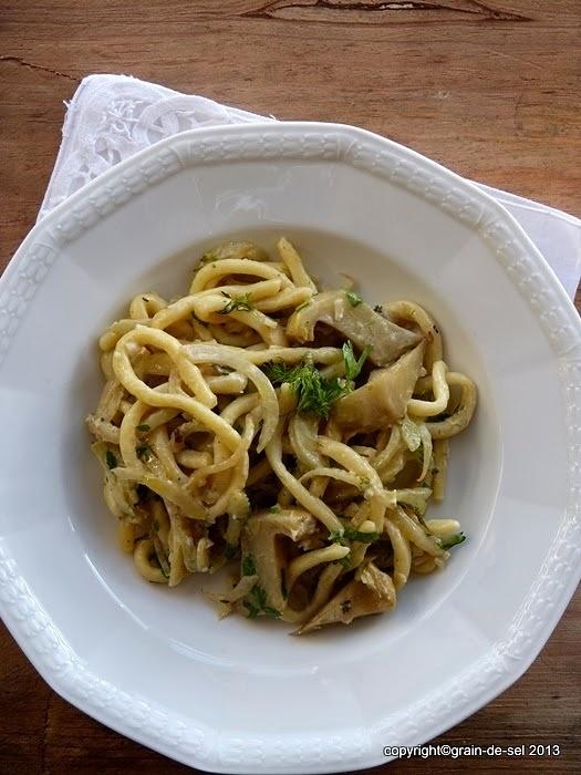 Neuer pastagott im olymp kartoffel-pici mit artischocken und fenchel