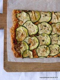Facile à faire: blätterteigtarte mit tomaten-ziegenkäse-crème und zucchini