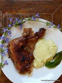 Hähnchenkeulen mit jungem knoblauch, portwein und salbei