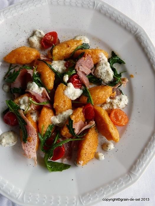Süßkartoffel-nocken mit rucola, gorgonzola und schinken