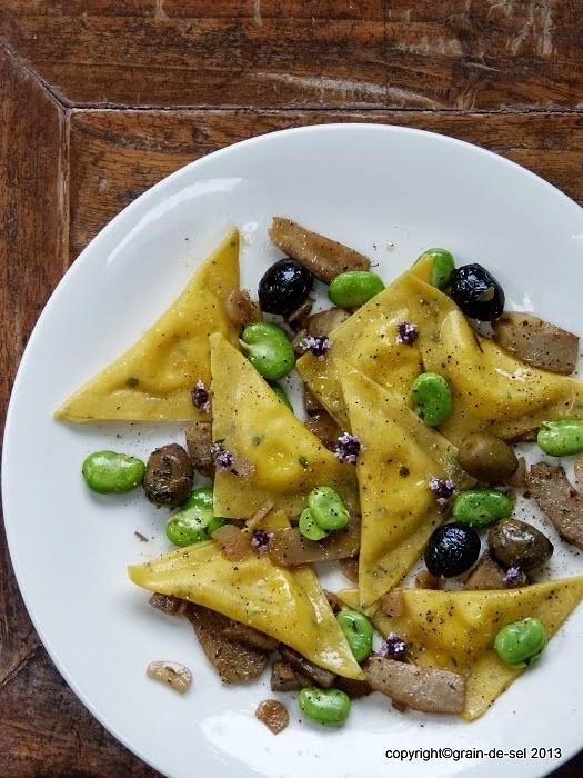 Schlichtes küchen-origami: ravioli mit jungem knoblauch und artischocke