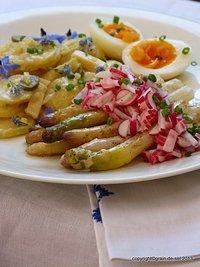 Landleckerei: kartoffelsalat mit spargel im nussbutter-pergament und der radieschen-vinaigrette