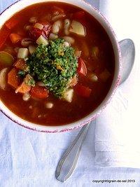 Mütze auf, schal an, suppe löffeln: gemüsetopf mit erbsenpesto