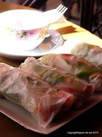 Eingewickelt: Wirsingröllchen mit Karottensauce