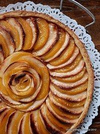 Mit vollen fanfaren: apfel-quitten-tarte mit salzbutter-karamell nach lea linster