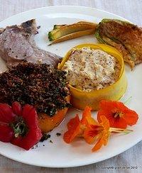 Gebratene Zucchiniblüten und gratinierte Tomaten