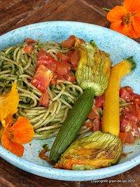 Eindeutiger sommeranfang: fleurs de courgettes farcies