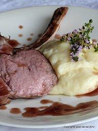 Ein freudenteller - lammcarrée mit olivenöl-knoblauch-kartoffelpüree