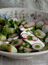 Spargelsalat mit blogbuster-radieschenblätter-pesto, ziegenfrischkäse und radis