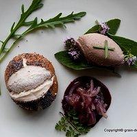 Für schick oder rustikal-romantisch: Geflügelleber-Mousse mit Sherryzwiebeln