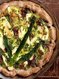 Grüner spargel in einer tarte mit lachs und ziegenfrischkäse auf
