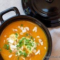 Unter bunten Lichterketten: Möhren-Ingwer-Orangen-Suppe
