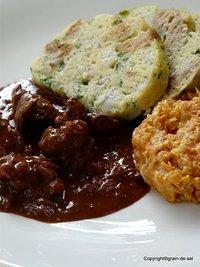 Rustique - serviettenknödel mit gulasch
