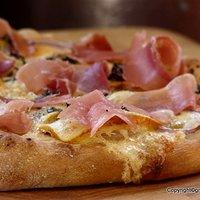 Königlich - reblochon-pizza mit apfel, speck und majoran