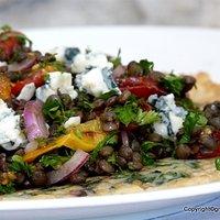 Puy-linsen mit tomaten und gorgonzola auf dinkel-mangold-pfannkuchen