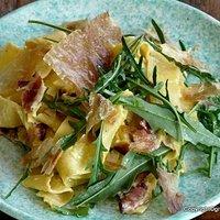 Papparelle mit krossem speck & rucola