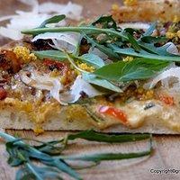 Pizza-nobelpreis: pizza mit steinpilzen und mango-rosmarin brösel