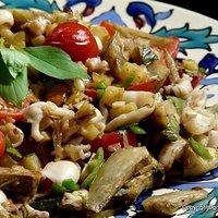 Calamaretti-pfanne mit artischocken - urlaub zu hause