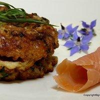 Basmati-wildreis-puffer mit frühlingszwiebeln, limettenmayonnaise und graved lachs