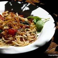 Calamaretti mit tomate, kandierte zitronenschale und pasta