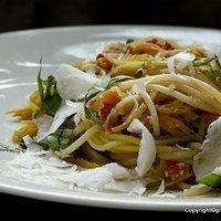 Der hannes, der kann es - spaghetti mit zucchinistreifen und paprikapesto