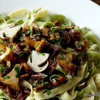 Paglia e fieno - weiße und grüne bandnudeln mit sahne-pilzsauce
