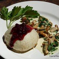 Gefüllte Thymian-Dampfnudeln mit Pfifferlingragout