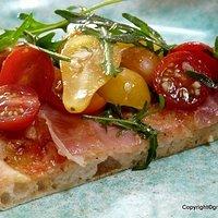 Rucola-Pizza mit Parmaschinken