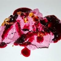 Joghurteis mit Holunderblütensirup und Heidelbeeren