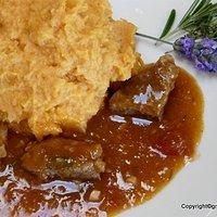 Lammsugo mit bunten Kräutern und Süßkartoffelstampf