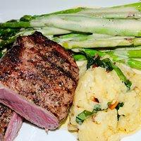 Dry Aged Rumpsteak, wilder Spargel, Kartoffelmousseline und Sauce Hollandaise