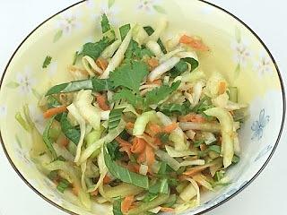 Salat aus pak choi und möhren mit limettendressing