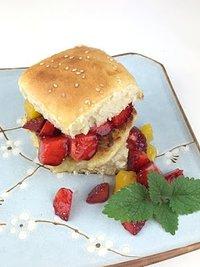 Süße slider mit milchreispatty und erdbeer-mango-topping