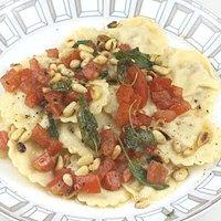 Selbstgemachte Krabben-Ravioli mit Salbei-Tomaten-Butter